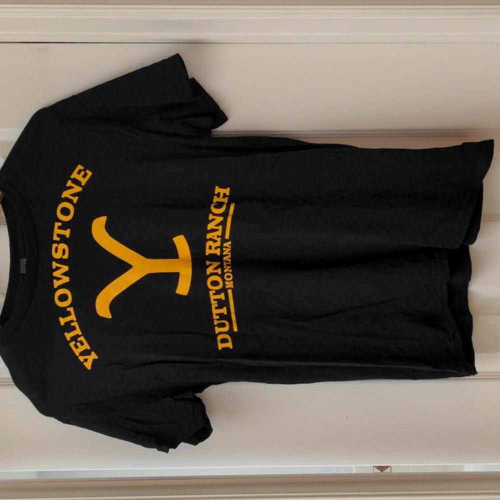 🤠 2/$15 Yellowstone t-shirt (Men's Medium)